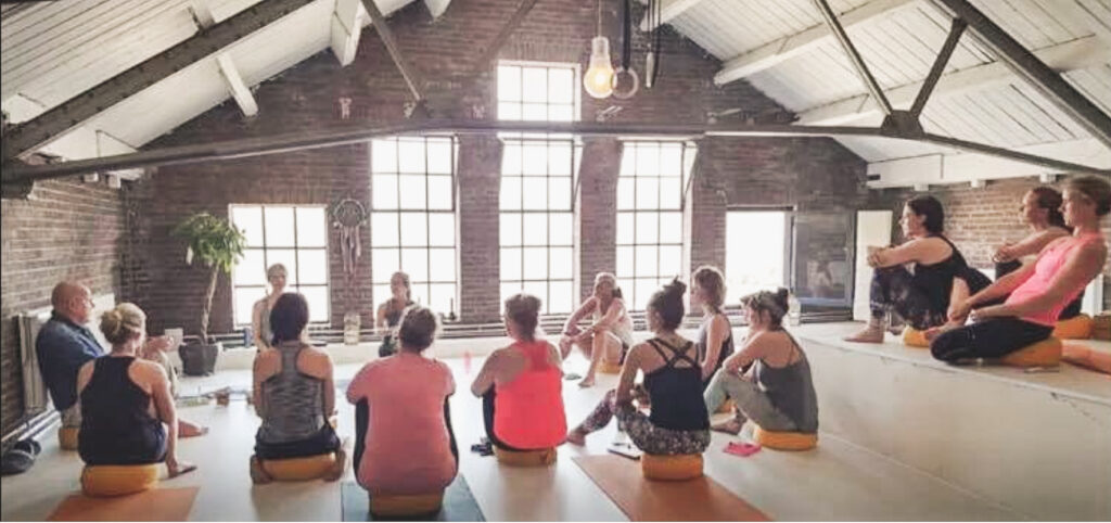 Groep deelnemers aan de Restorative yoga opleiding